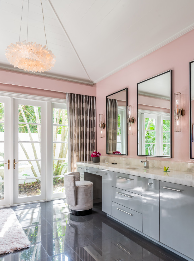 Идея дизайна: главная ванная комната в средиземноморском стиле с плоскими фасадами, серыми фасадами, розовыми стенами, мраморной столешницей, серым полом, разноцветной столешницей, тумбой под одну раковину, встроенной тумбой и сводчатым потолком