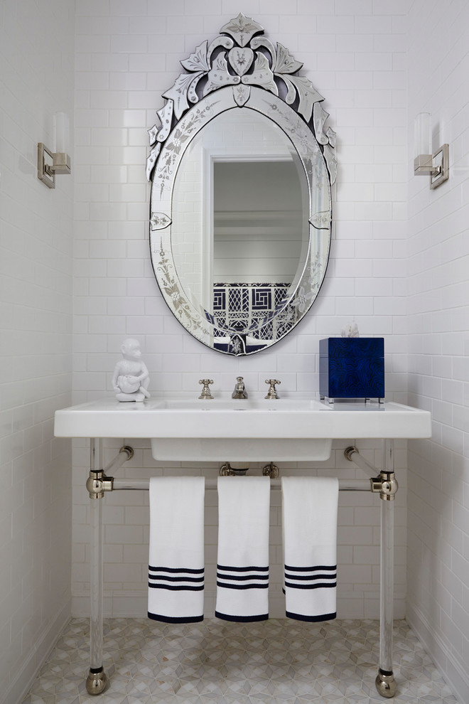 Immagine di una stanza da bagno stile marinaro con piastrelle bianche, piastrelle diamantate, lavabo a consolle e pavimento multicolore