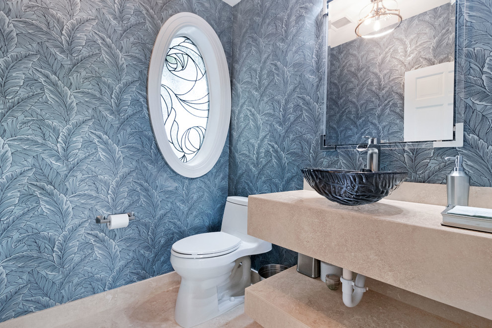 Ejemplo de cuarto de baño costero pequeño con baldosas y/o azulejos azules, aseo y ducha, encimera de cemento y encimeras beige