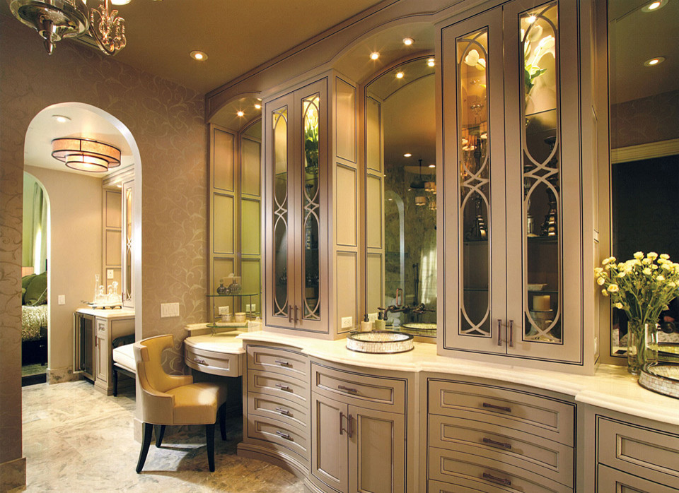 Inspiration pour une salle de bain principale traditionnelle de taille moyenne avec un placard à porte affleurante, des portes de placard beiges, un mur beige, un sol en travertin, un lavabo posé et un plan de toilette en quartz modifié.