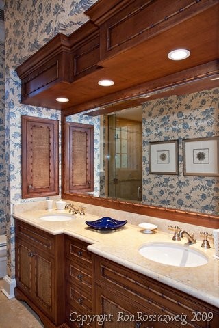 Exempel på ett mycket stort klassiskt badrum, med ett undermonterad handfat, möbel-liknande, skåp i mellenmörkt trä, marmorbänkskiva, beige kakel, orange väggar, linoleumgolv och stenhäll