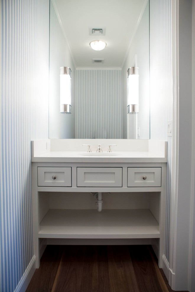 Aménagement d'une petite salle de bain classique avec un placard à porte shaker, des portes de placard blanches et un plan de toilette en quartz modifié.