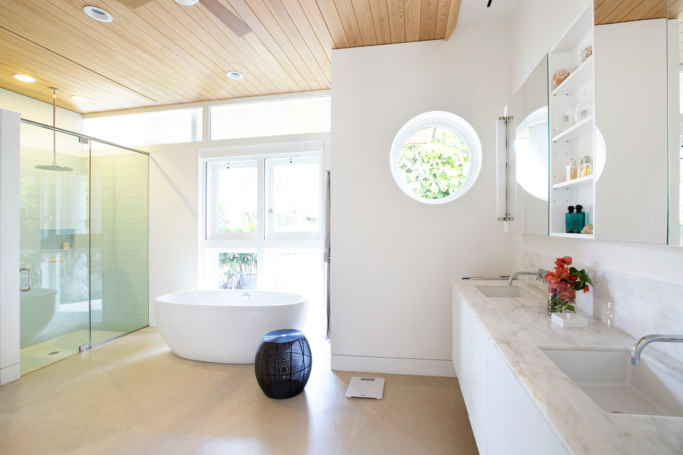Идея дизайна: огромная главная ванная комната в современном стиле с плоскими фасадами, белыми фасадами, отдельно стоящей ванной, душем в нише, белыми стенами, врезной раковиной, бежевым полом и душем с распашными дверями