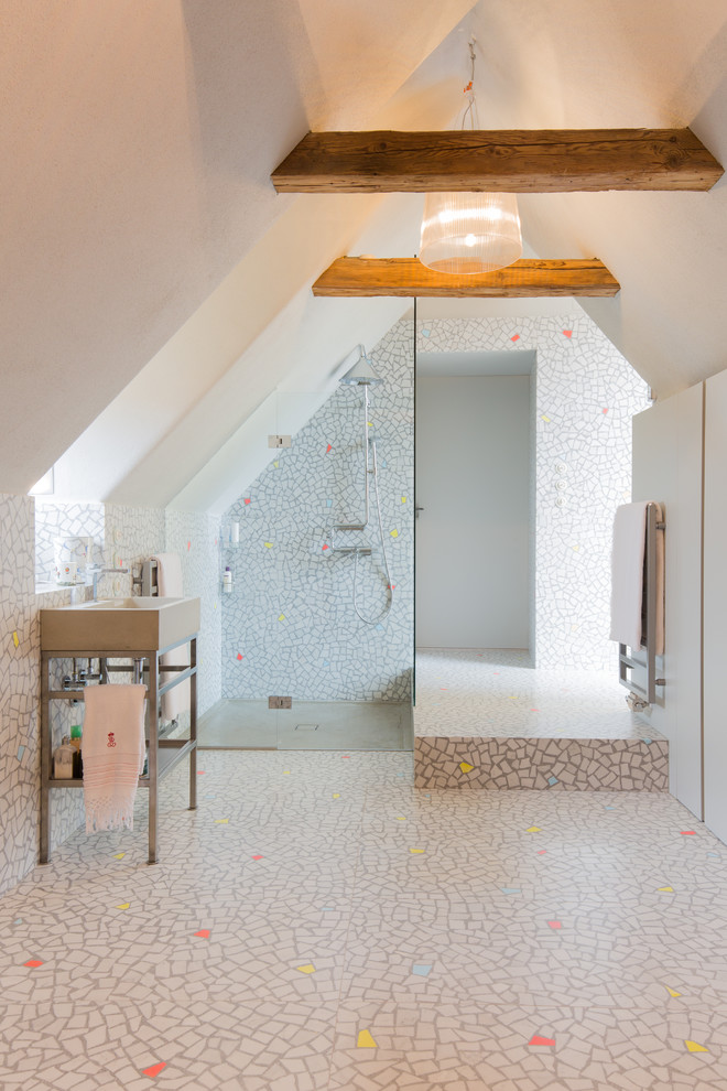 Cette image montre une salle de bain méditerranéenne de taille moyenne avec un espace douche bain, un mur blanc, un plan vasque, un sol blanc et aucune cabine.