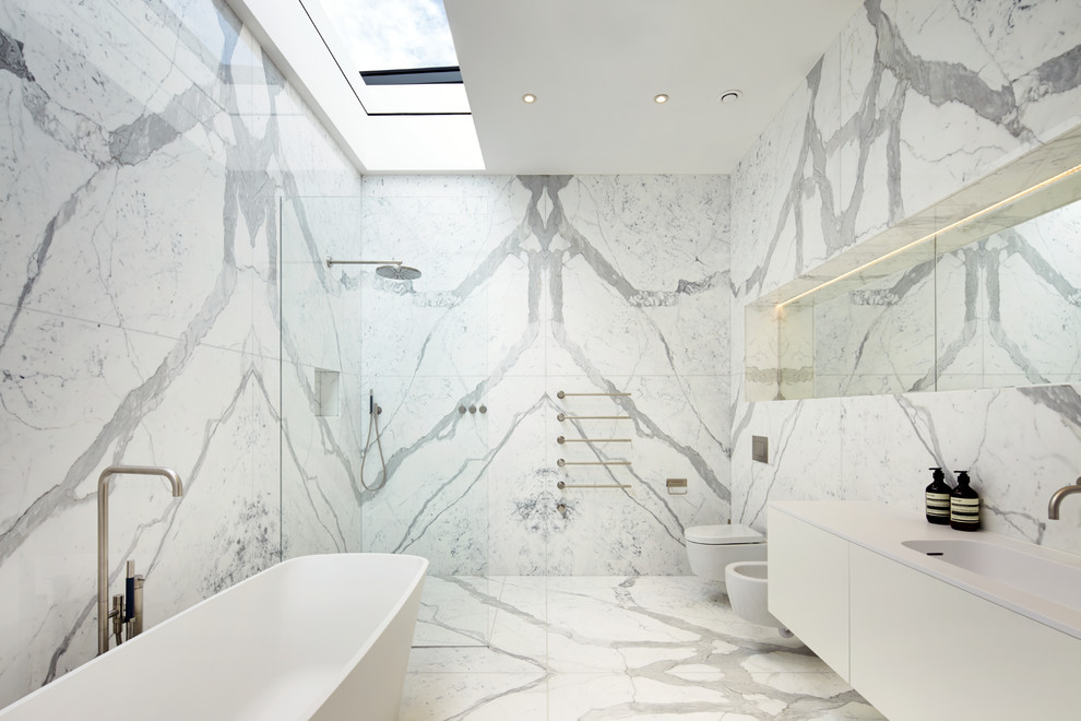 Modernes Badezimmer mit flächenbündigen Schrankfronten, weißen Schränken, integriertem Waschbecken, weißem Boden und weißer Waschtischplatte in Berkshire