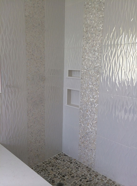 Immagine di una stanza da bagno con piastrelle bianche, piastrelle in pietra e pavimento con piastrelle di ciottoli