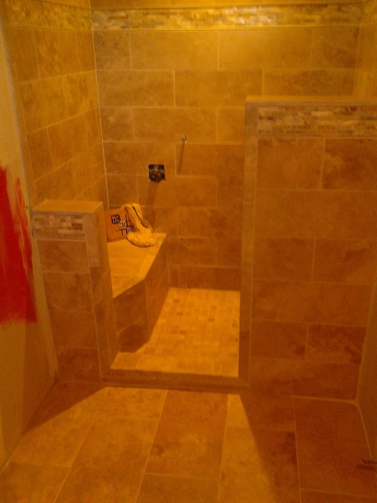 ルイビルにあるトラディショナルスタイルのおしゃれな浴室の写真