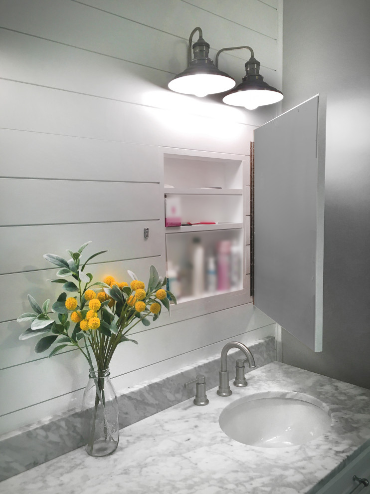 На фото: главная ванная комната среднего размера в стиле кантри с фасадами в стиле шейкер, желтыми фасадами, угловым душем, раздельным унитазом, черно-белой плиткой, керамической плиткой, серыми стенами, полом из керамогранита, врезной раковиной, мраморной столешницей, разноцветным полом, душем с распашными дверями, разноцветной столешницей, нишей, тумбой под две раковины, напольной тумбой и стенами из вагонки