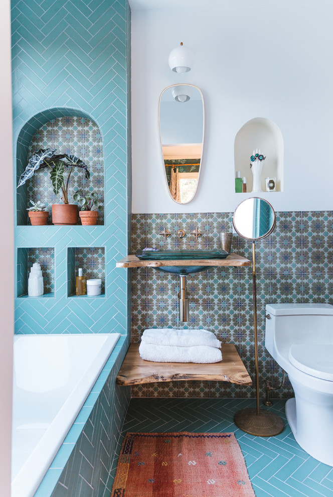Idéer för ett medelhavsstil badrum, med en dusch/badkar-kombination, grön kakel, keramikplattor, vita väggar, klinkergolv i keramik, ett piedestal handfat, träbänkskiva, grönt golv och med dusch som är öppen