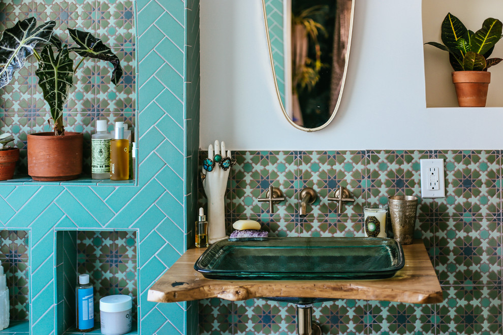 Идея дизайна: ванная комната в средиземноморском стиле с душем над ванной, зеленой плиткой, керамической плиткой, белыми стенами, полом из керамической плитки, раковиной с пьедесталом, столешницей из дерева, зеленым полом и открытым душем