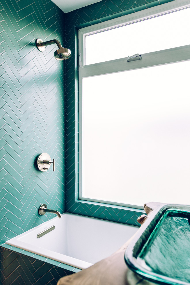 На фото: ванная комната в средиземноморском стиле с душем над ванной, зеленой плиткой, керамической плиткой, белыми стенами, полом из керамической плитки, раковиной с пьедесталом, столешницей из дерева, зеленым полом и открытым душем с