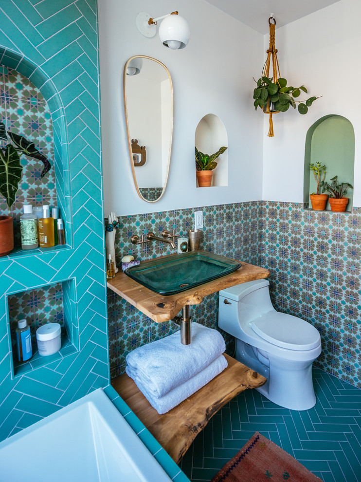 Источник вдохновения для домашнего уюта: ванная комната в средиземноморском стиле с душем над ванной, зеленой плиткой, керамической плиткой, белыми стенами, полом из керамической плитки, раковиной с пьедесталом, столешницей из дерева, зеленым полом и открытым душем