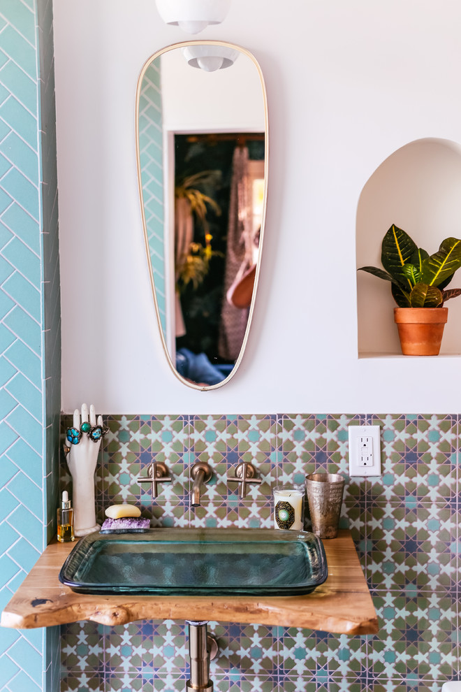 Свежая идея для дизайна: ванная комната в средиземноморском стиле с душем над ванной, зеленой плиткой, керамической плиткой, белыми стенами, полом из керамической плитки, раковиной с пьедесталом, столешницей из дерева, зеленым полом и открытым душем - отличное фото интерьера