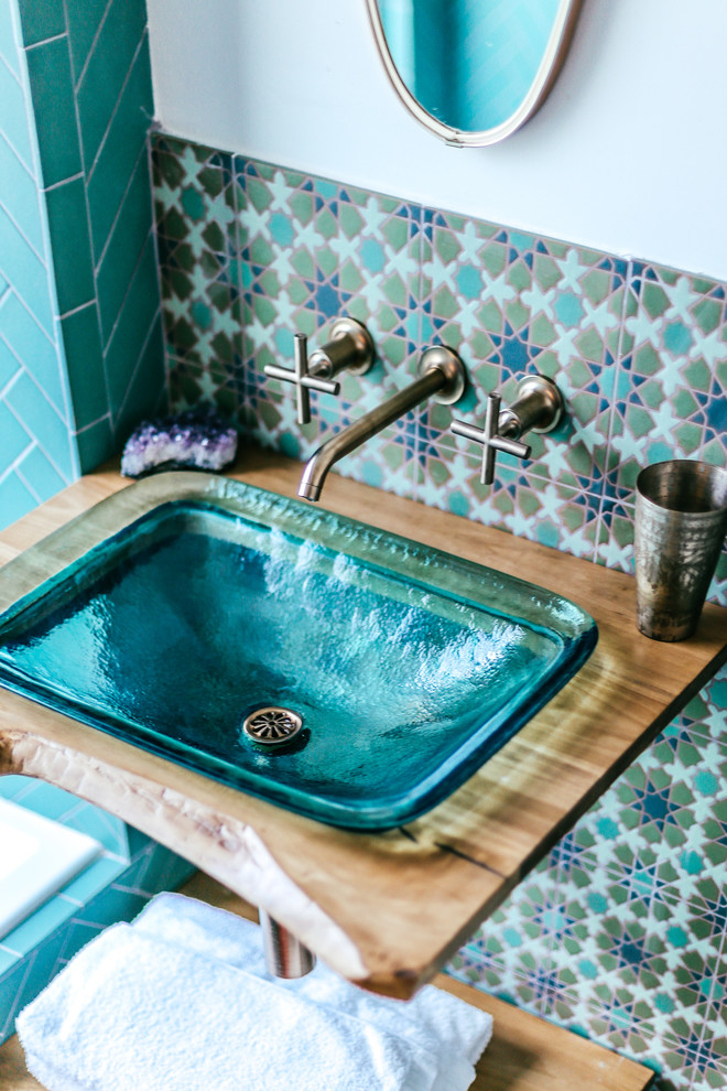 Источник вдохновения для домашнего уюта: ванная комната в средиземноморском стиле с душем над ванной, зеленой плиткой, керамической плиткой, белыми стенами, полом из керамической плитки, раковиной с пьедесталом, столешницей из дерева, зеленым полом и открытым душем