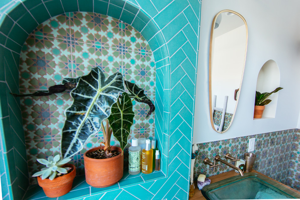 Diseño de cuarto de baño mediterráneo con combinación de ducha y bañera, baldosas y/o azulejos verdes, baldosas y/o azulejos de cerámica, paredes blancas, suelo de baldosas de cerámica, lavabo con pedestal, encimera de madera, suelo verde y ducha abierta