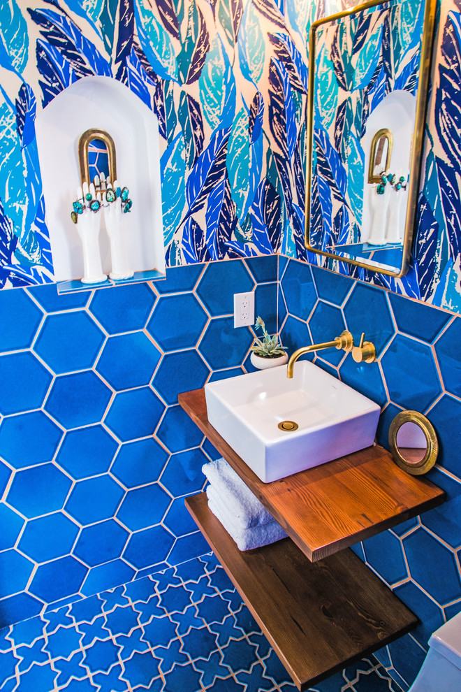 Idee per una stanza da bagno padronale boho chic con piastrelle blu, piastrelle in ceramica, pareti blu e pavimento con piastrelle in ceramica