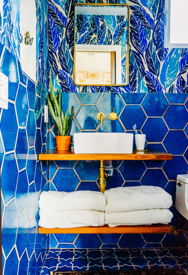 На фото: главная ванная комната в стиле фьюжн с синей плиткой, керамической плиткой, синими стенами и полом из керамической плитки с