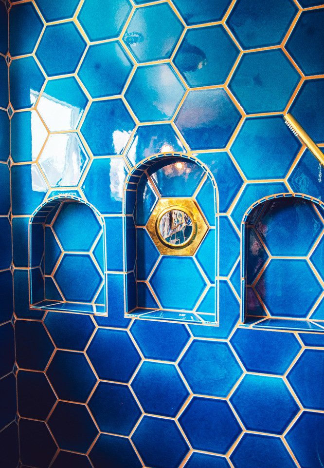 ロサンゼルスにあるエクレクティックスタイルのおしゃれなマスターバスルーム (青いタイル、セラミックタイル、青い壁、セラミックタイルの床) の写真