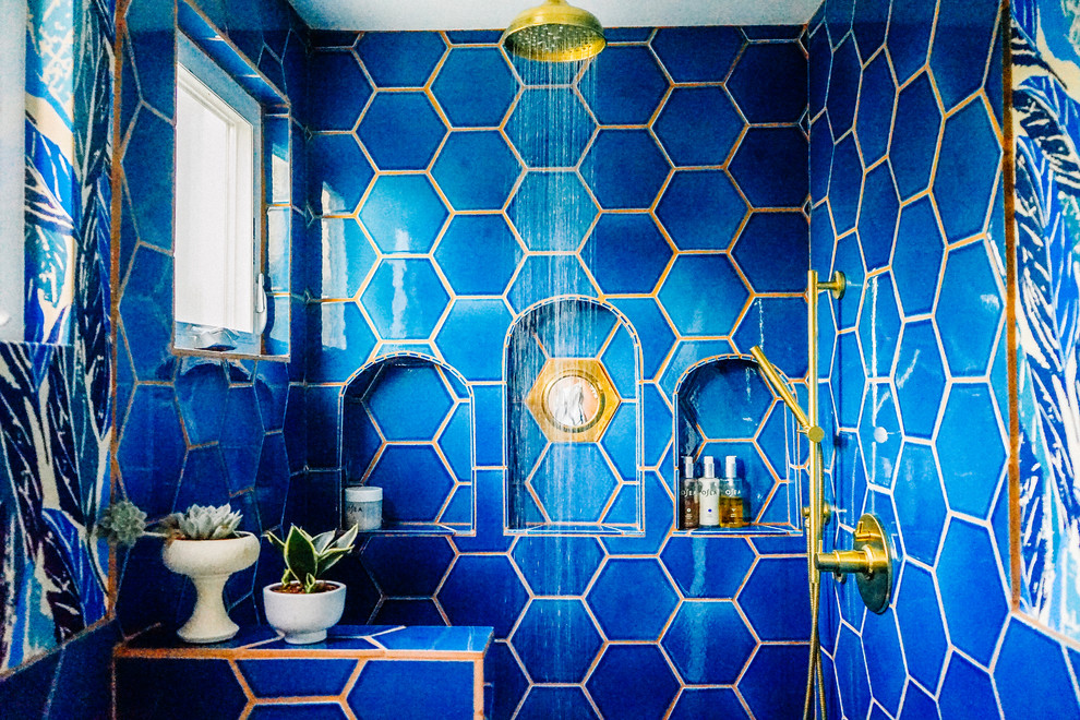 Cette image montre une salle de bain principale bohème avec un carrelage bleu, des carreaux de céramique, un mur bleu et un sol en carrelage de céramique.