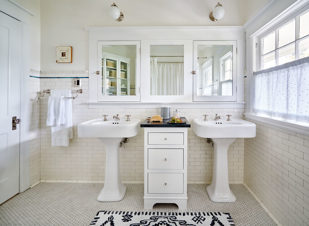 Diseño de cuarto de baño principal clásico con armarios con paneles lisos, puertas de armario blancas, baldosas y/o azulejos blancos, paredes blancas, suelo con mosaicos de baldosas, lavabo con pedestal, suelo gris y ducha con cortina