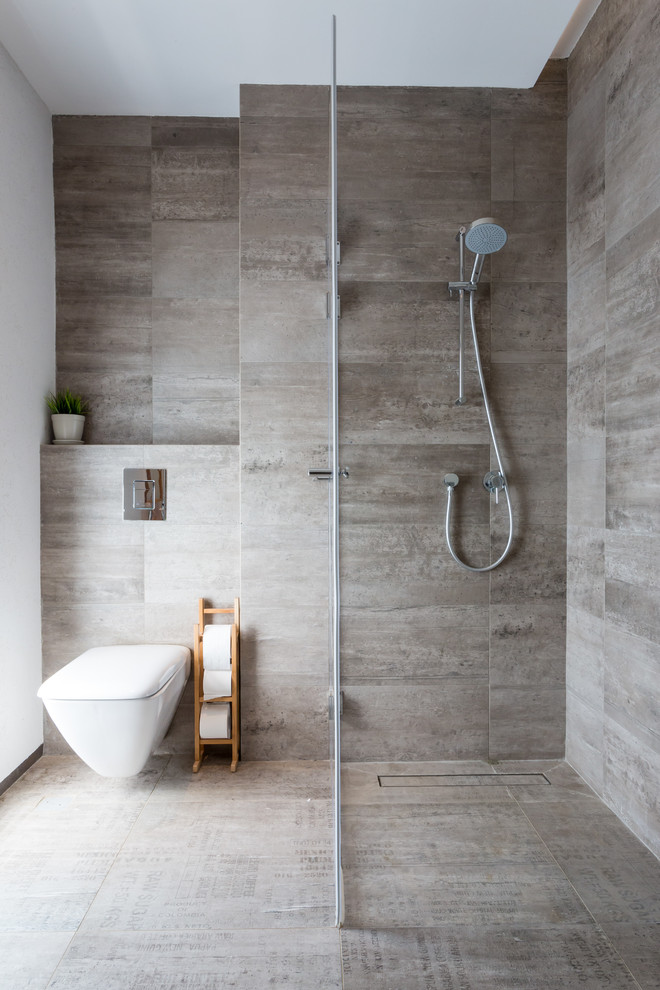 Пример оригинального дизайна: ванная комната в современном стиле с открытым душем, бежевой плиткой, коричневой плиткой, серой плиткой, серыми стенами и открытым душем