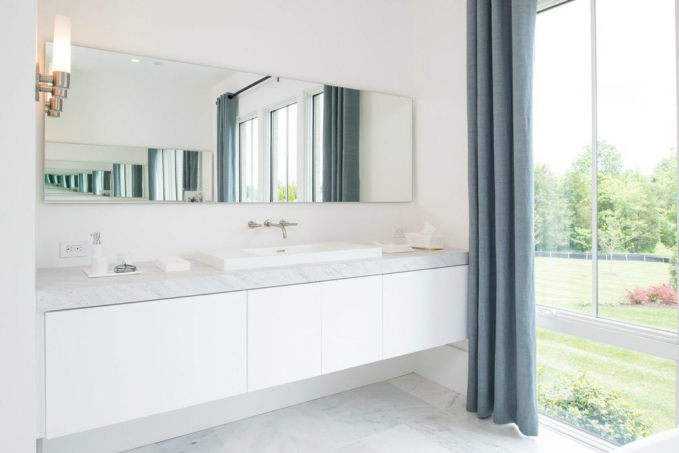 Idée de décoration pour une salle de bain design de taille moyenne avec un lavabo posé, un mur blanc et un sol en marbre.