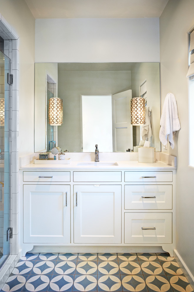 Exempel på ett mellanstort klassiskt badrum med dusch, med ett undermonterad handfat, skåp i shakerstil, vita skåp, bänkskiva i kvarts, en dusch i en alkov, vit kakel, vita väggar och klinkergolv i terrakotta