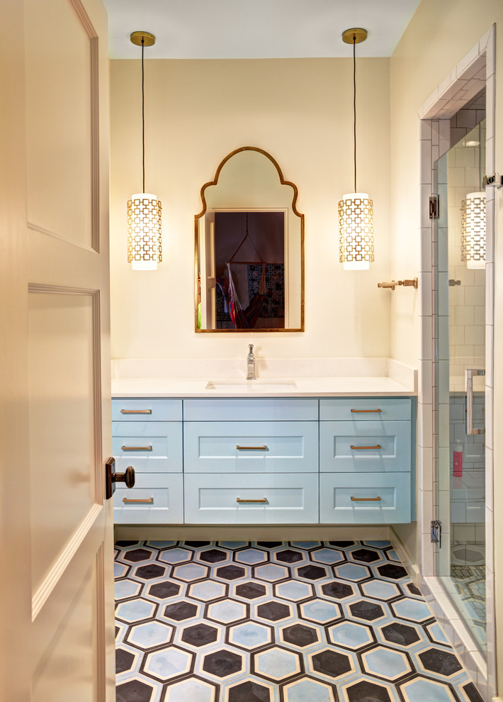 Idee per una stanza da bagno con doccia chic di medie dimensioni con lavabo sottopiano, ante in stile shaker, ante blu, top in quarzo composito, doccia alcova, piastrelle bianche e pareti beige