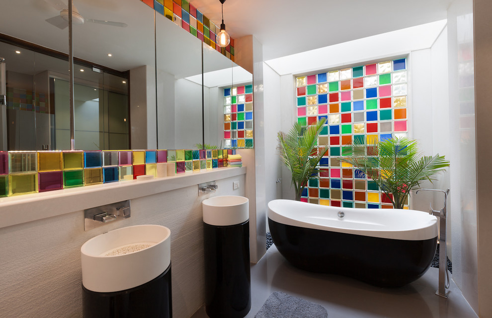 Idéer för mellanstora funkis en-suite badrum, med ett fristående badkar, vit kakel, vita väggar, ett piedestal handfat, grönt golv och dusch med gångjärnsdörr