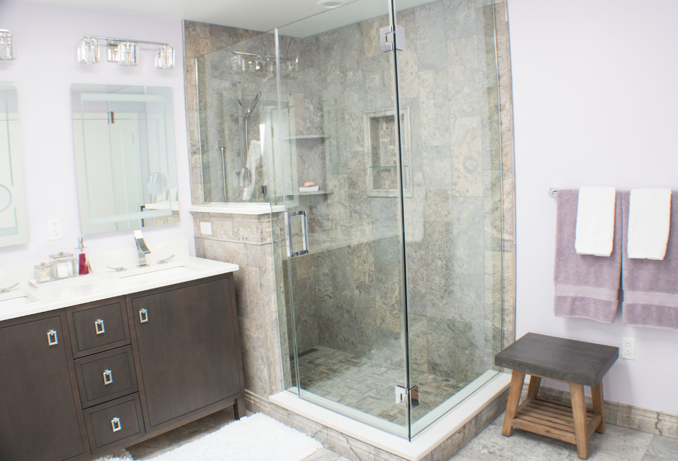 Klassisk inredning av ett stort en-suite badrum, med skåp i mörkt trä, en hörndusch, flerfärgad kakel, porslinskakel, grå väggar, klinkergolv i porslin, flerfärgat golv och dusch med gångjärnsdörr