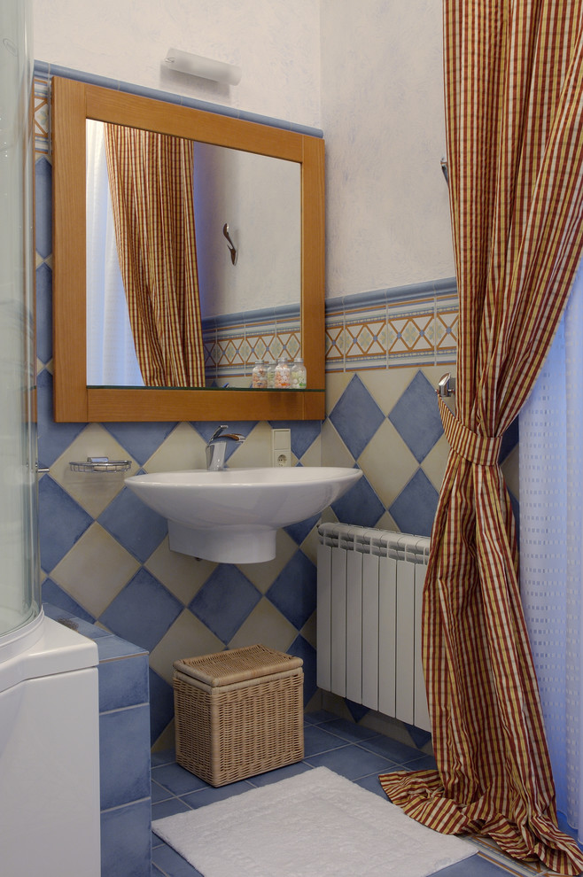 Immagine di una stanza da bagno contemporanea con lavabo sospeso