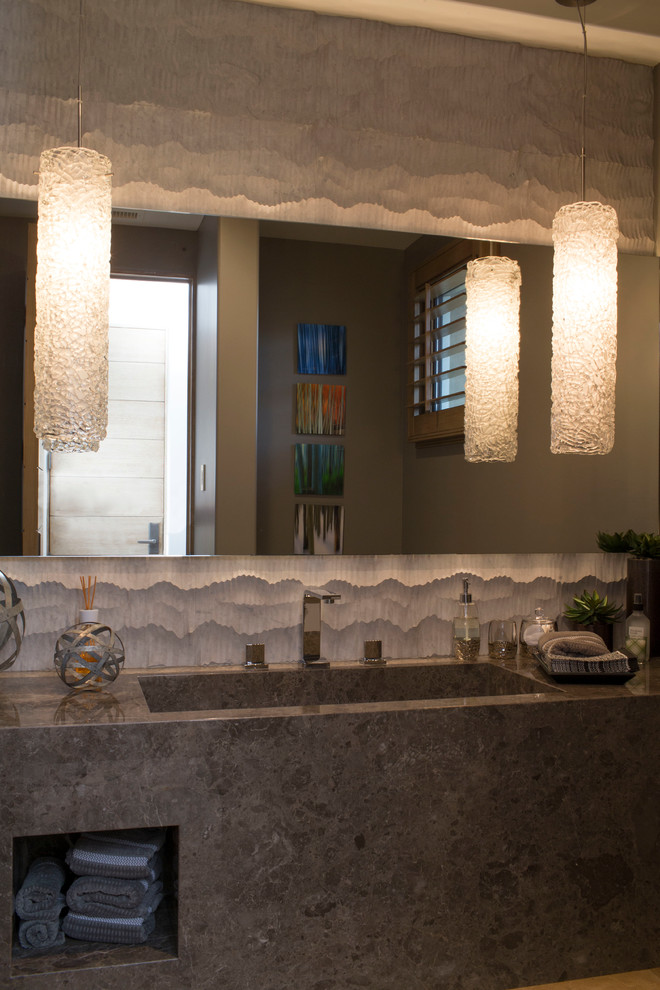 Esempio di una grande stanza da bagno padronale design con ante lisce, ante grigie, piastrelle in ceramica, pareti grigie, parquet chiaro e top in granito