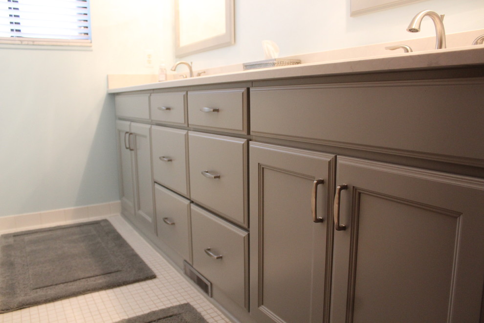 Exempel på ett mellanstort klassiskt en-suite badrum, med släta luckor, grå skåp, ett väggmonterat handfat och bänkskiva i kvarts