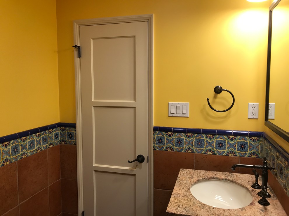 Идея дизайна: маленькая ванная комната в стиле фьюжн с фасадами в стиле шейкер, темными деревянными фасадами, угловым душем, раздельным унитазом, красной плиткой, керамогранитной плиткой, желтыми стенами, полом из керамогранита, душевой кабиной, врезной раковиной, столешницей из гранита, коричневым полом, душем с распашными дверями и коричневой столешницей для на участке и в саду