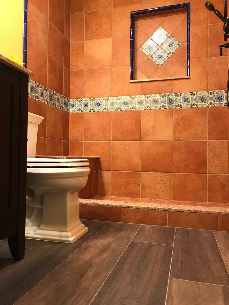 Пример оригинального дизайна: маленькая ванная комната в стиле фьюжн с фасадами в стиле шейкер, темными деревянными фасадами, угловым душем, раздельным унитазом, красной плиткой, керамогранитной плиткой, желтыми стенами, полом из керамогранита, душевой кабиной, врезной раковиной, столешницей из гранита, коричневым полом, душем с распашными дверями и коричневой столешницей для на участке и в саду