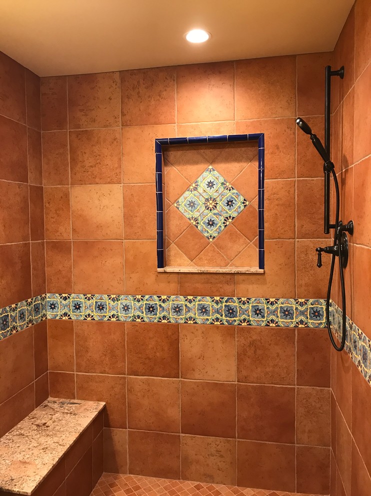 Amerikansk inredning av ett litet brun brunt badrum med dusch, med skåp i shakerstil, skåp i mörkt trä, en hörndusch, en toalettstol med separat cisternkåpa, röd kakel, porslinskakel, gula väggar, klinkergolv i porslin, ett undermonterad handfat, granitbänkskiva, brunt golv och dusch med gångjärnsdörr
