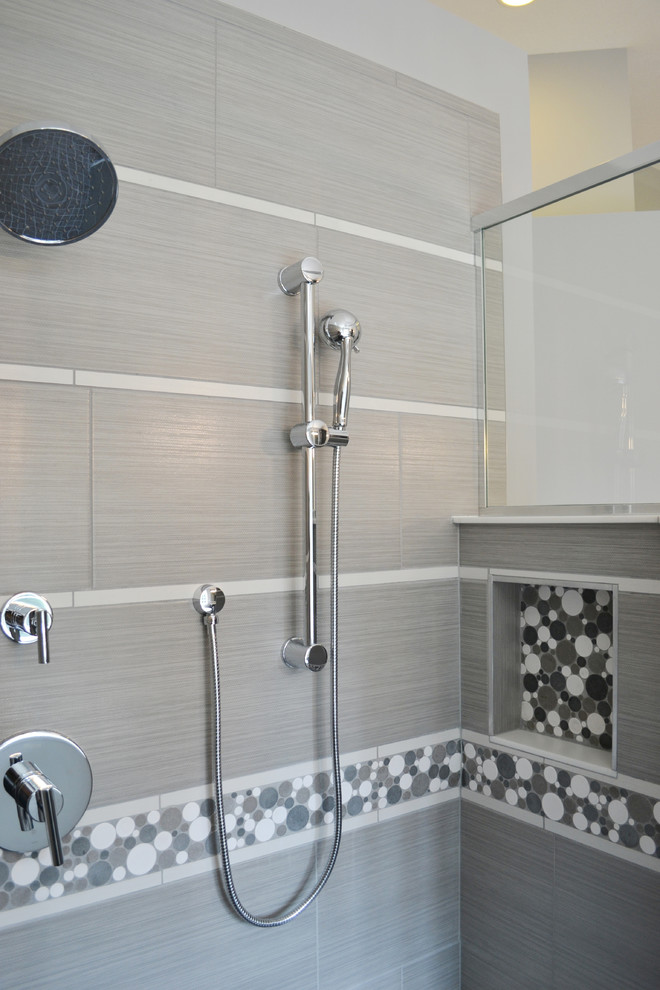 Idées déco pour une salle de bain principale moderne de taille moyenne avec un plan de toilette en granite, une douche d'angle, un carrelage gris, un mur gris et un sol en carrelage de céramique.