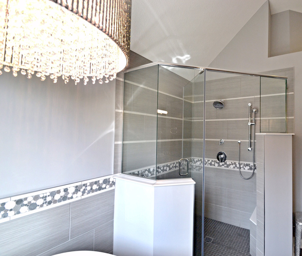 Immagine di una stanza da bagno padronale minimalista di medie dimensioni con top in granito, doccia ad angolo, piastrelle grigie, pareti grigie e pavimento con piastrelle in ceramica