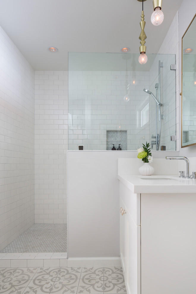 Идея дизайна: ванная комната в стиле неоклассика (современная классика) с фасадами в стиле шейкер, белыми фасадами, открытым душем, плиткой кабанчик, полом из цементной плитки, врезной раковиной, столешницей из искусственного кварца, серым полом и открытым душем