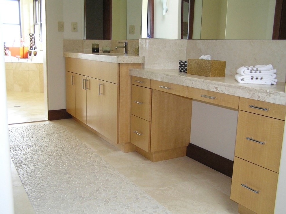 Cette image montre une salle de bain principale ethnique en bois clair de taille moyenne avec un placard à porte plane, un plan de toilette en granite, un carrelage beige et un sol en travertin.