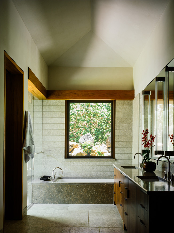 Источник вдохновения для домашнего уюта: ванная комната в морском стиле с врезной раковиной, фасадами цвета дерева среднего тона, душем без бортиков, серой плиткой, полновстраиваемой ванной, окном и плоскими фасадами