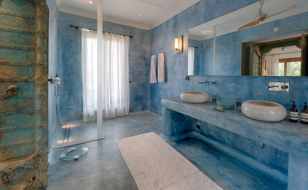 Свежая идея для дизайна: большая ванная комната в средиземноморском стиле с душевой комнатой, синими стенами, синим полом, открытым душем и синей столешницей - отличное фото интерьера