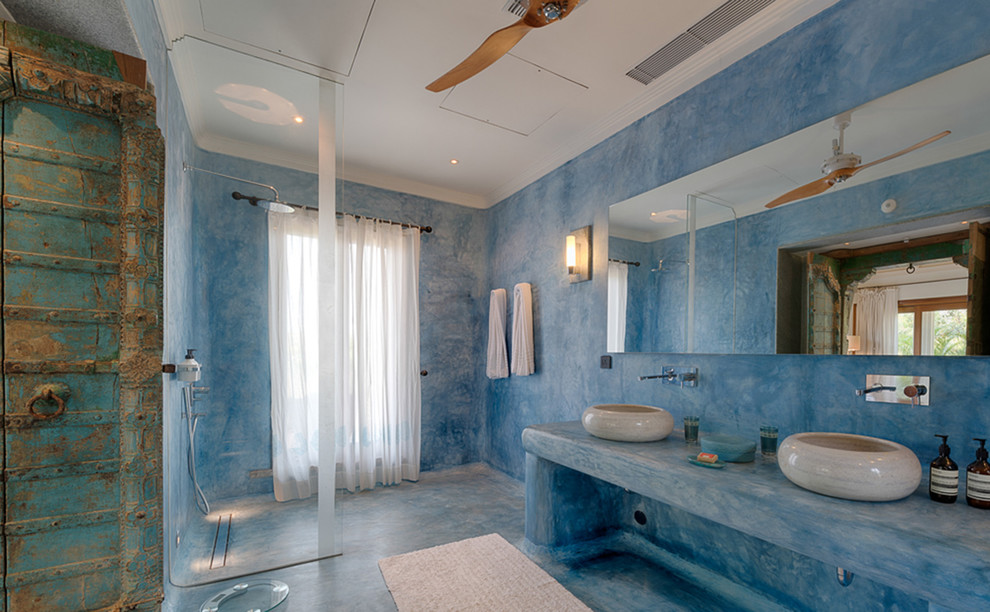 Mediterranes Duschbad mit Duschnische, blauer Wandfarbe, Aufsatzwaschbecken, blauem Boden, offener Dusche und blauer Waschtischplatte in Hertfordshire