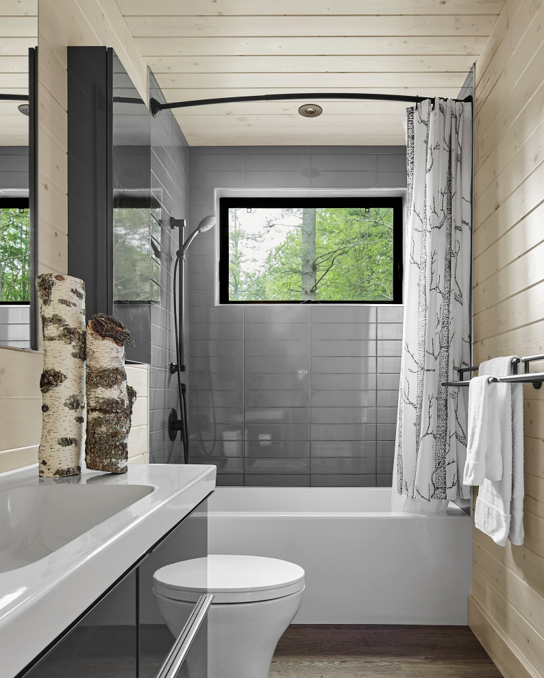Пример оригинального дизайна: ванная комната среднего размера в стиле неоклассика (современная классика) с плоскими фасадами, серыми фасадами, ванной в нише, душем над ванной, серой плиткой, монолитной раковиной, коричневым полом, шторкой для ванной, белой столешницей, тумбой под одну раковину, встроенной тумбой, деревянным потолком и деревянными стенами
