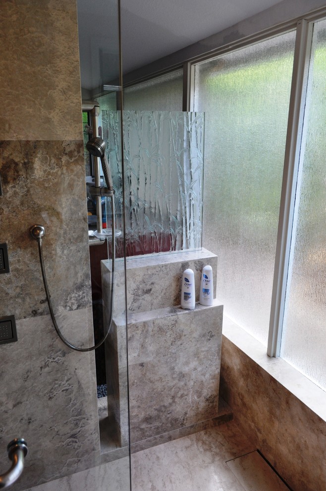 Modelo de cuarto de baño principal contemporáneo extra grande con bañera japonesa, ducha abierta, baldosas y/o azulejos de mármol y ducha con puerta con bisagras
