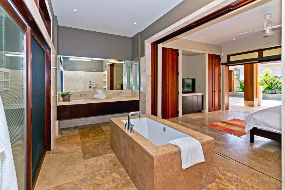 Idéer för ett stort modernt en-suite badrum, med släta luckor, svarta skåp, ett undermonterat badkar, våtrum, beige kakel, porslinskakel, grå väggar, travertin golv, ett undermonterad handfat, granitbänkskiva, beiget golv och med dusch som är öppen