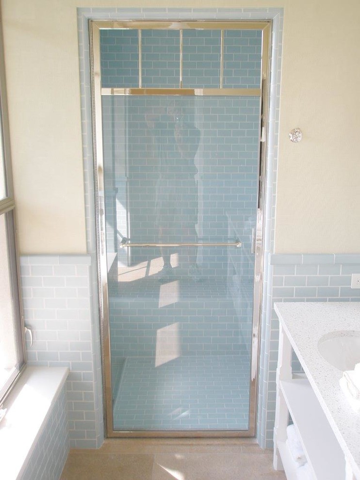 Exempel på ett mellanstort klassiskt en-suite badrum, med öppna hyllor, vita skåp, en dusch i en alkov, blå kakel, tunnelbanekakel, beige väggar, ett undermonterad handfat och laminatbänkskiva