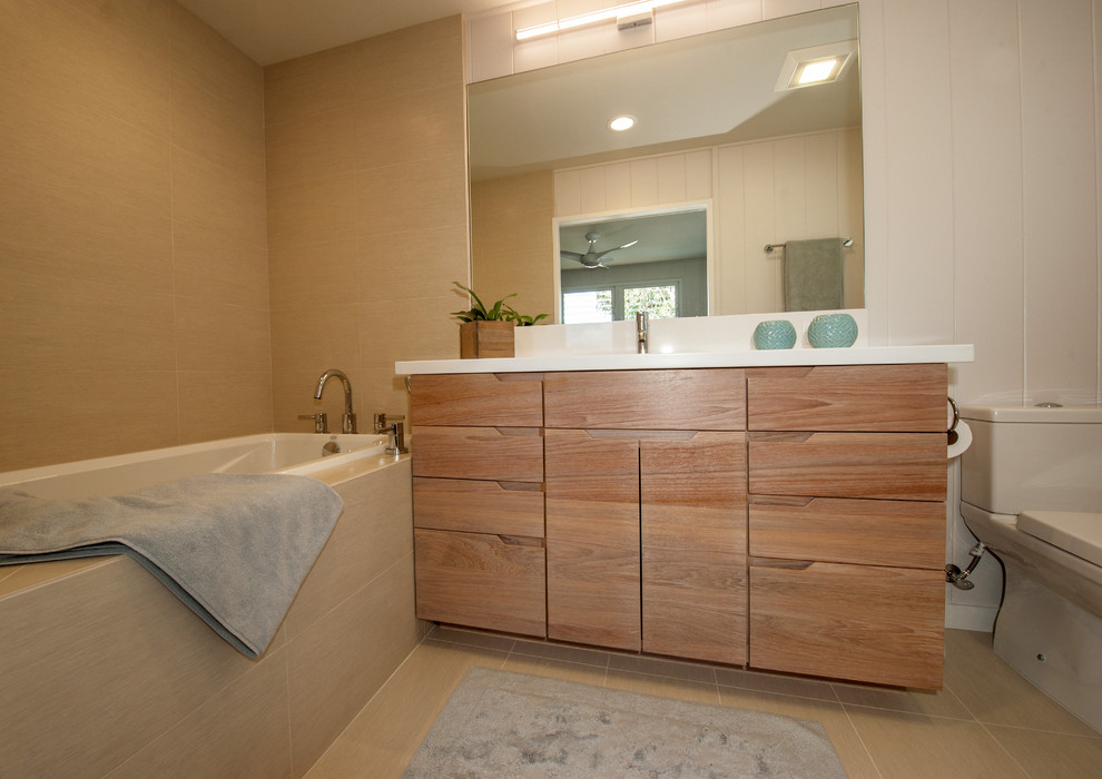 На фото: главная ванная комната в стиле неоклассика (современная классика) с врезной раковиной, плоскими фасадами, светлыми деревянными фасадами, столешницей из кварцита, накладной ванной, раздельным унитазом и белыми стенами с