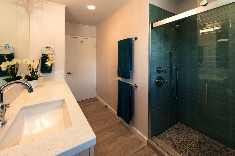 Пример оригинального дизайна: ванная комната в стиле неоклассика (современная классика) с врезной раковиной, плоскими фасадами, светлыми деревянными фасадами, столешницей из кварцита, зеленой плиткой, стеклянной плиткой, белыми стенами, полом из бамбука и душевой кабиной