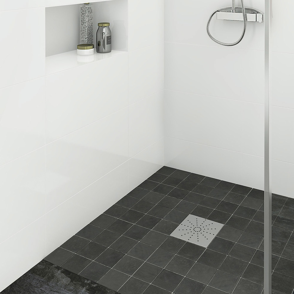 ヨーテボリにあるおしゃれな浴室 (白いタイル、セラミックタイルの床、グレーの床) の写真